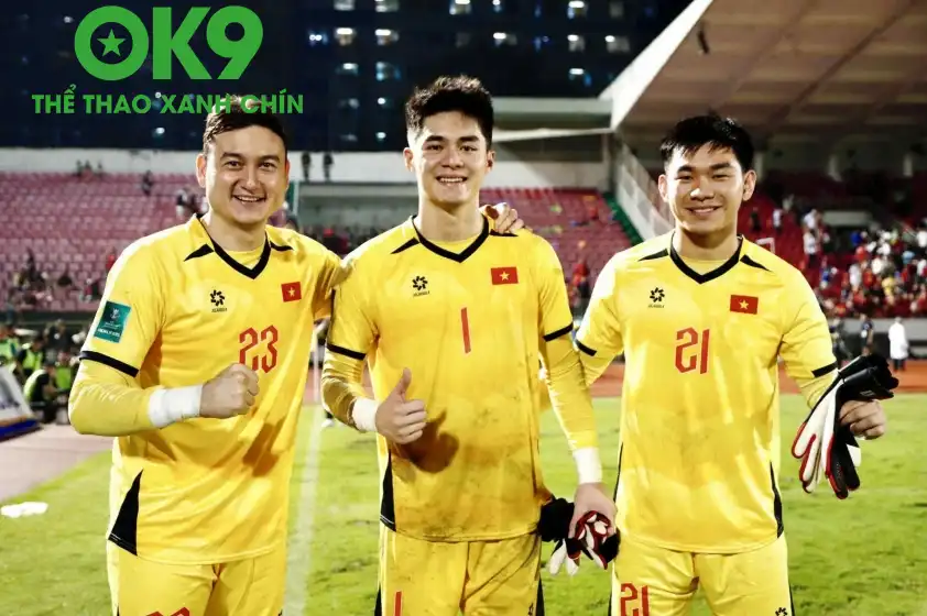 Trung Kiên (giữa) nhận lời khen từ HLV Kim Sang Sik ở trận ra mắt (Ảnh: FBNV)